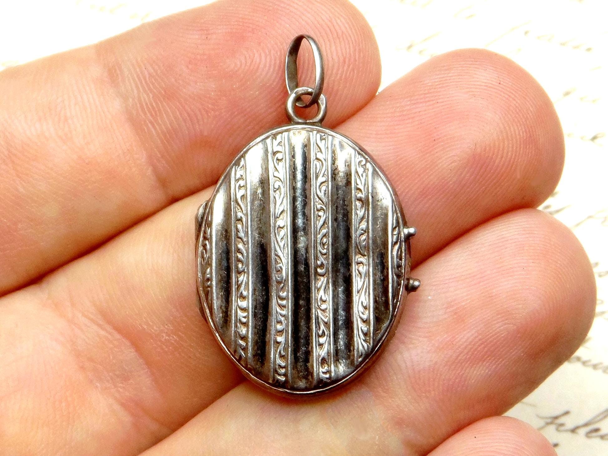 Pendentif Médaille Floral Argenté Vintage – Début XXe Siècle – Style Religieux – Occasion Bon état