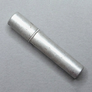 Liten cylindrisk ask. För nålar eller annat. Fransk antik metallask.