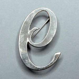 Letra E. Broche grande antigo.
