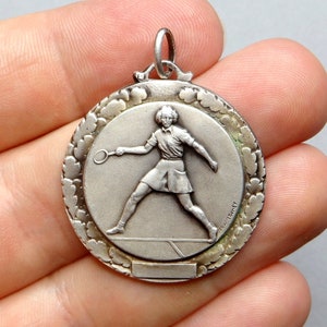 Tennis, Frau. Antiker Anhänger. Französische Medaille von Fraisse Demey.