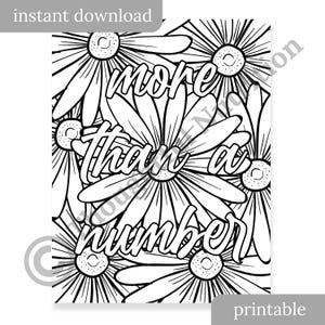 Puede incluir: P&aacute;gina para colorear imprimible en blanco y negro con un dise&ntilde;o floral y el texto "m&aacute;s que un n&uacute;mero".