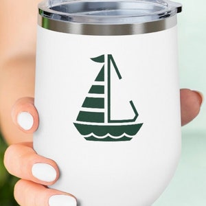 K&ouml;nnte beinhalten: Ein wei&szlig;er Edelstahlbecher mit einer gr&uuml;nen Segelbootgrafik. Der Becher hat einen Deckel.