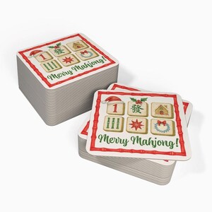 Puede incluir: Un conjunto de posavasos cuadrados con un dise&ntilde;o festivo. Cada posavasos presenta un borde rojo con detalles de bamb&uacute; y el texto "Merry Mahjong!". El dise&ntilde;o incluye un gorro de Pap&aacute; Noel, caracteres chinos y otras im&aacute;genes tem&aacute;ticas navide&ntilde;as.