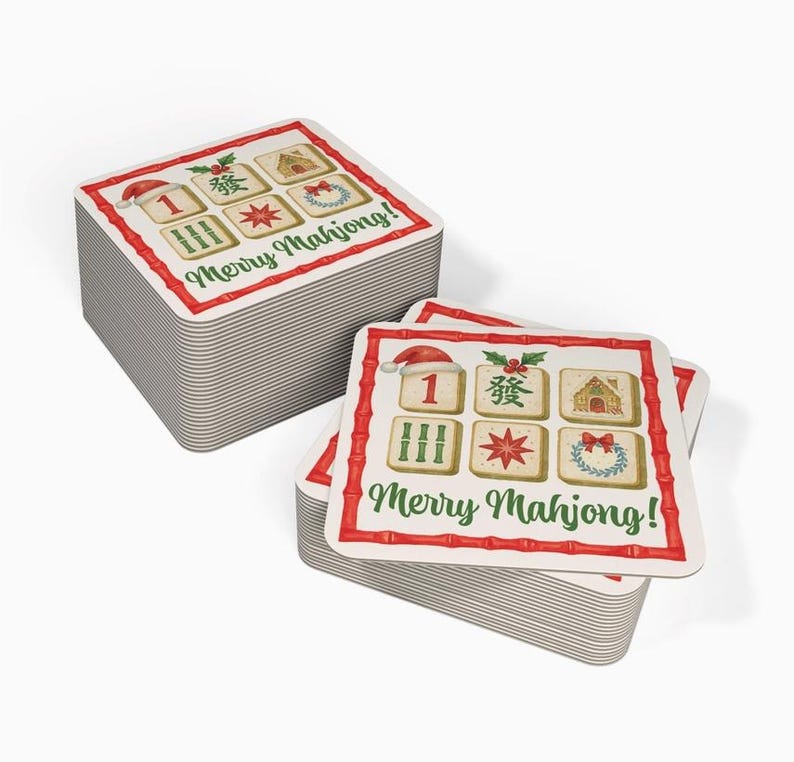 Puede incluir: Un conjunto de posavasos cuadrados con un dise&ntilde;o festivo. Cada posavasos presenta un borde rojo con detalles de bamb&uacute; y el texto "Merry Mahjong!". El dise&ntilde;o incluye un gorro de Pap&aacute; Noel, caracteres chinos y otras im&aacute;genes tem&aacute;ticas navide&ntilde;as.