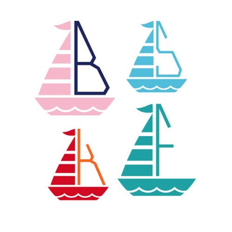 K&ouml;nnte beinhalten: Vier Segelboot-Designs mit unterschiedlich farbigen Segeln und Buchstaben. Die Segelboote sind rosa, blau, rot und t&uuml;rkis. Die Buchstaben sind B, S, K und F.