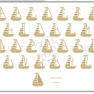 K&ouml;nnte beinhalten: Ein nautisches Alphabet-Diagramm mit den Buchstaben A bis Z in einem stilisierten Segelboot-Design. Jeder Buchstabe ist als Segelboot dargestellt, dessen Segel die Form des entsprechenden Buchstabens hat. Das Diagramm ist in Gold auf wei&szlig;em Hintergrund.