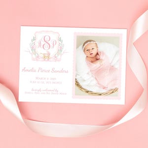 Anuncio de bebé con escudo de acuarela rosa, anuncio de nacimiento con monograma personalizado, tarjeta con foto para bebé niña de la generación del milenio, plantilla de Canva