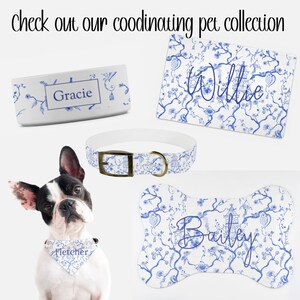 Op de afbeelding: Een blauwe en witte gepatroneerde voerbak, halsband en botvormig bed met de namen Gracie, Willie en Bailey. De artikelen maken deel uit van een co&ouml;rdinerende huisdiercollectie.