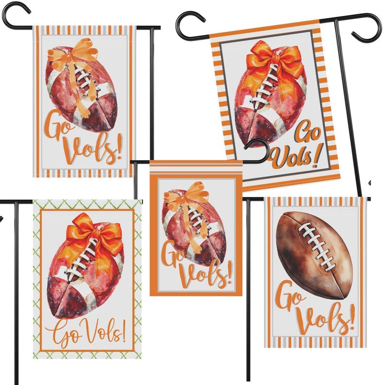 Puede incluir: Un conjunto de cinco banderas decorativas para jard&iacute;n con dise&ntilde;os de f&uacute;tbol en acuarela. Cada bandera muestra un bal&oacute;n de f&uacute;tbol con un lazo naranja y el texto "Go Vols!". Las banderas tienen bordes naranjas y blancos.