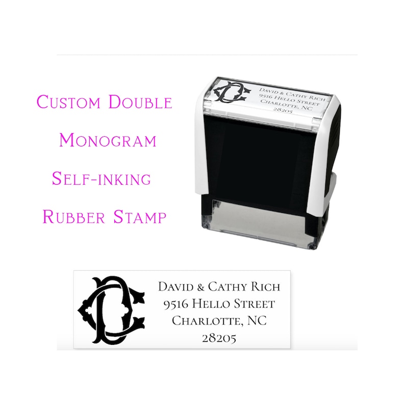 K&ouml;nnte beinhalten: Ein selbstf&auml;rbender Gummistempel mit einem individuellen Doppelmonogramm-Design. Der Stempel tr&auml;gt den Text "DAVID & CATHY RICH, 9516 HELLO STREET, CHARLOTTE, NC 28205". Der Stempel ist schwarz und wei&szlig;.