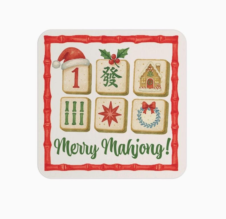 Puede incluir: Posavasos cuadrado con borde de bamb&uacute; rojo y el texto "Merry Mahjong!" en verde. El posavasos presenta seis fichas de Mahjong ilustradas con dise&ntilde;os navide&ntilde;os, incluyendo un gorro de Pap&aacute; Noel y una casa de jengibre.
