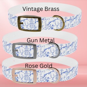 Op de afbeelding: Drie hondenhalsbanden met een blauw en wit bloemenpatroon. De halsbanden worden getoond met verschillende gespskleuren: vintage messing, gunmetal en ros&eacute;goud.