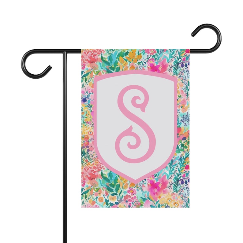 Peut inclure: Un drapeau de jardin floral rose avec un bouclier blanc orn&eacute; d'une lettre "S" rose au centre. Le drapeau est con&ccedil;u pour une utilisation en ext&eacute;rieur et est parfait pour ajouter une touche de personnalit&eacute; &agrave; votre jardin.