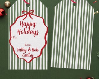 Op de afbeelding: Cadeaulabels met een groen-wit gestreept patroon en rood touw. Eén label heeft een rood omrandde, geschulpte vorm met de woorden "Happy Holidays" en ruimte voor de naam van de ontvanger en afzender. Het andere label heeft hetzelfde gestreepte patroon.