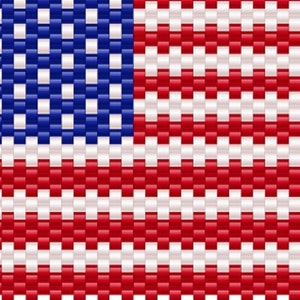 Op de afbeelding: Een geweven ontwerp van de Amerikaanse vlag. De linkerbovenhoek heeft een blauw veld met witte sterren. De vlag heeft afwisselend rode en witte strepen. Het ontwerp is gemaakt van kleine, rechthoekige blokken.