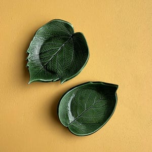 Set of 2 leaf-shaped bowls - Green enamel plant motif - small and medium model