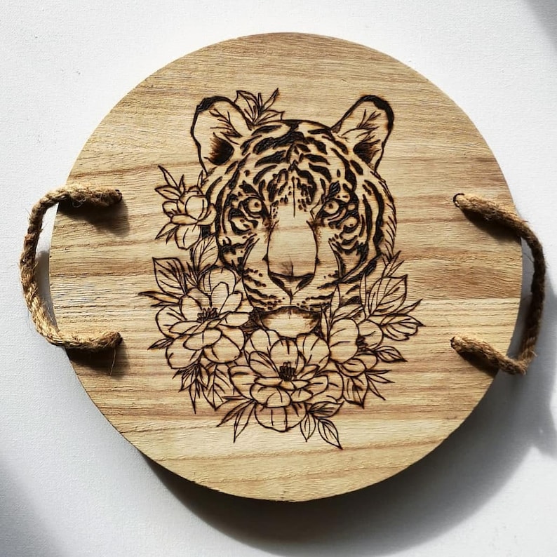 Plat de service en bois tigre pyrogravé plateau fromage ou image 0