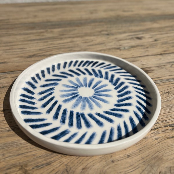 Plat à tarte en céramique artisanal - grande assiette à motifs bleus marine