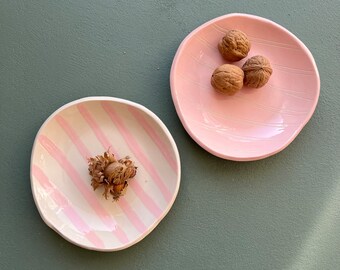 Duo d’Assiettes en Faïence – Rose Pastel et Rayures - lot de 2 petites assiettes faite à la main