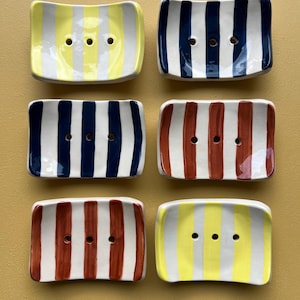 Handgemaakte zeepschaal van keramiek. Unieke zeephouder, badkameraccessoire, kerstcadeau-idee voor haar en hem.