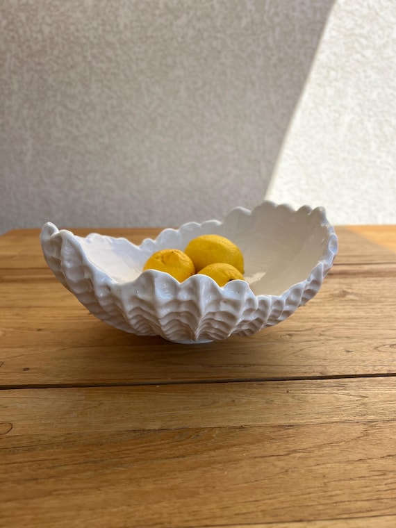 Große, strukturierte, weiße Obstschale aus Steingut, die an Muscheln und Seeigel erinnert – handgefertigte Keramik – Unikat