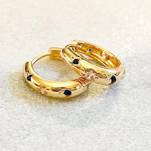 Gold Sternennacht Huggie Creolen mit sapphire blauen Zirkonia CZ Steinen, verstreute Edelstein himmlische Creolen, Geschenk für Sie