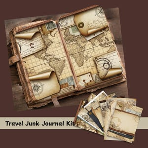 Könnte beinhalten: Offenes Reise-Junk-Journal-Kit mit Vintage-Weltkarten-Seiten, Kompassrose und gealterten Papierelementen. Das Journal hat einen lederartigen Einband und enthält zusätzliche dekorative Karten. Der Text "Travel Junk Journal Kit" befindet sich unten.