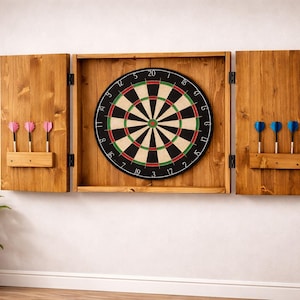 Szafka na tarczę do darta z litego drewna – ręcznie robiona szafka na tarczę do darta, prezent dla mężczyzny