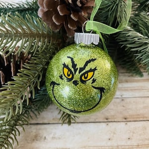 Ornement Grinch| Ornement en verre fait main | Ornement scintillant vert inspiré du Grinch | Ornement de verre | Cadeau pour Noël | Le Grinch|