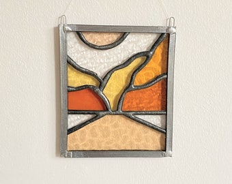 Kleine Glasmalerei-Panel, handgemacht, Landschaft, Berge, Wüste, Terrakotta, hängende Glasmalerei, Suncatcher, Boho Wandkunst, Glaskunst