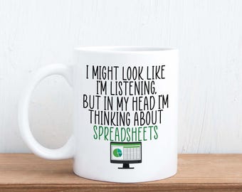 Podría parecer que estás escuchando y pensando en hojas de cálculo: taza de regalo para colegas y compañeros de trabajo