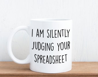 Colega, trabajo, oficina, juzgando en silencio su hoja de cálculo - Taza de regalo