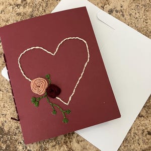 carte de voeux brodée de coeur et de fleur