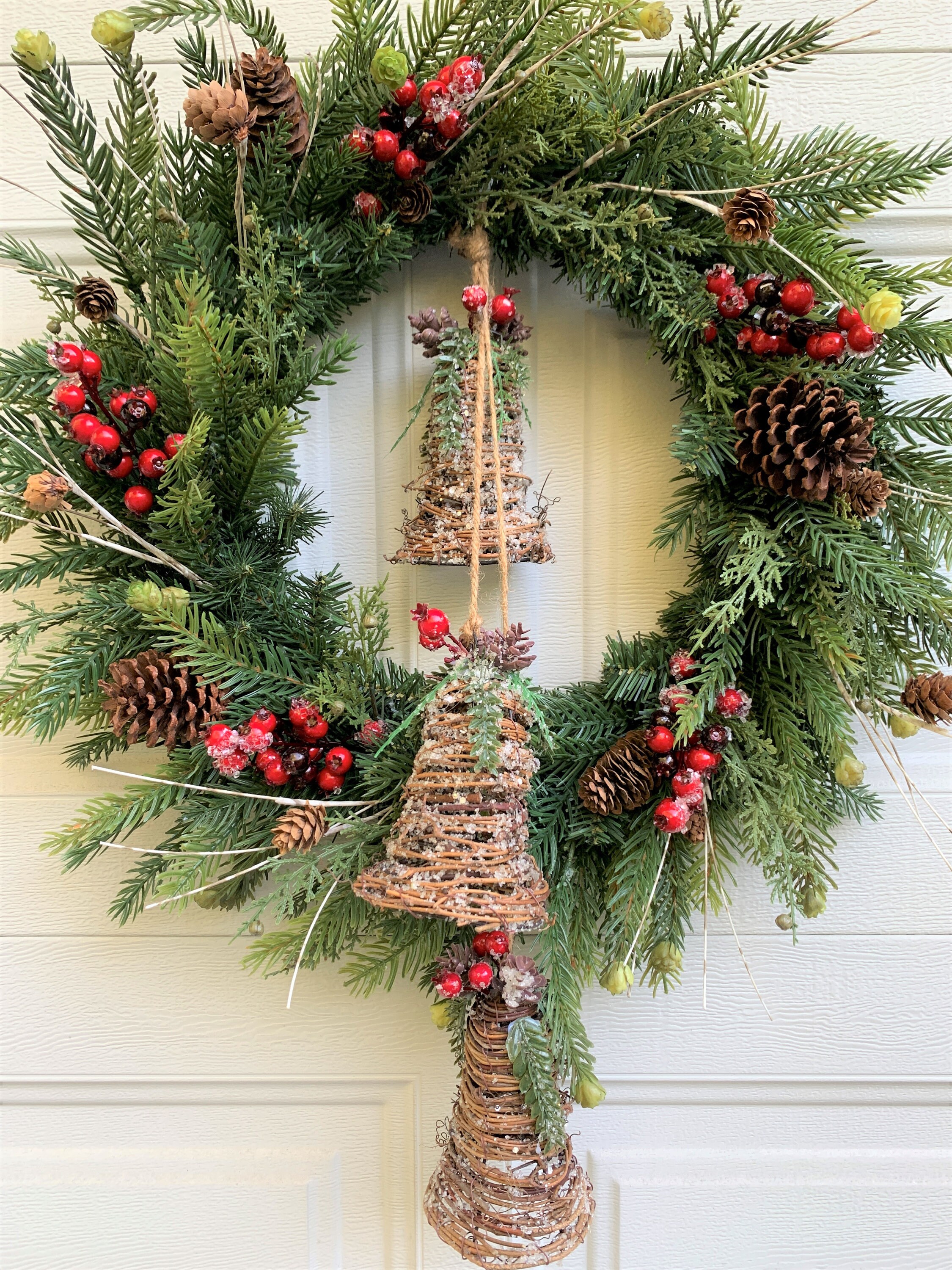 ✳︎ベル付き✳︎christmas wreathe④ Red and Green Christmas Wreath,rustic Bell Wreath, Rattan-twig