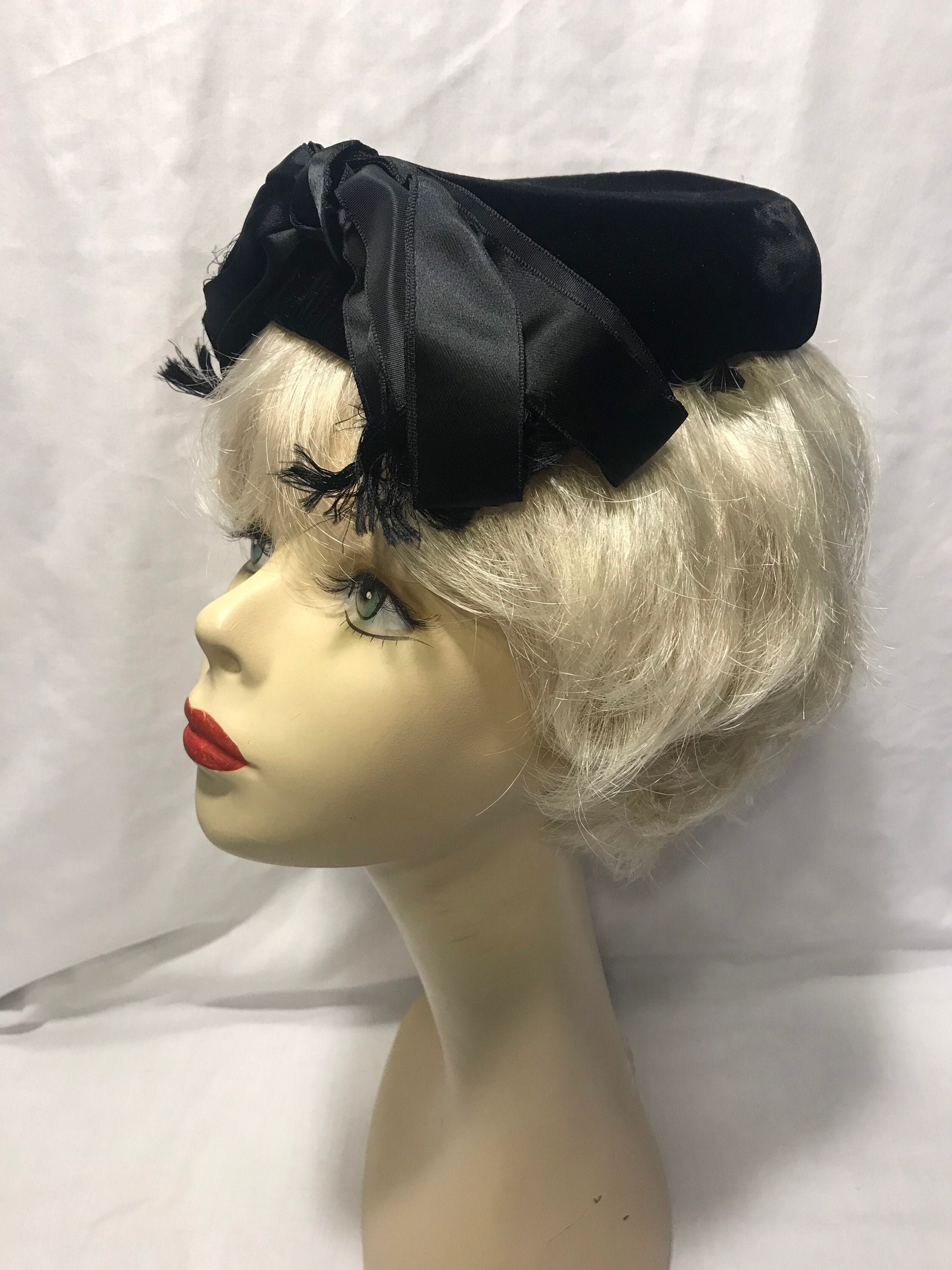 Vintage Noreen Fashion l. Magnin red velvet beret hat with a ribbon bow 90s A La Bonne Renommee Velvet Beret w/ Bow — Sunset Blvd  main image 2