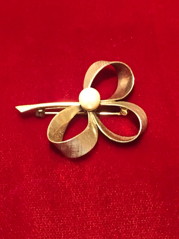 Vintage pearl studded 12k gold flower brooch - image 1