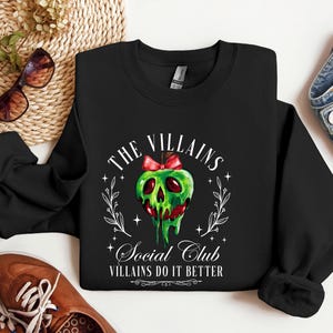 Villains Social Club Poison Apple Halloween Shirt, Family Halloween T-shirt imagem 7