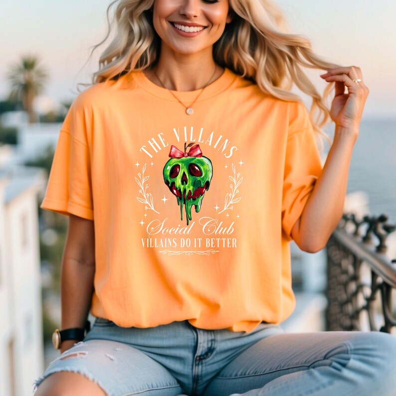 Villains Social Club Poison Apple Halloween Shirt, Family Halloween T-shirt imagem 4