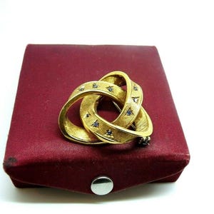 Broche vintage de los años 50 en oro amarillo macizo de 18 kt, fabricado en Italia, con pequeños zafiros naturales de Ceilán.