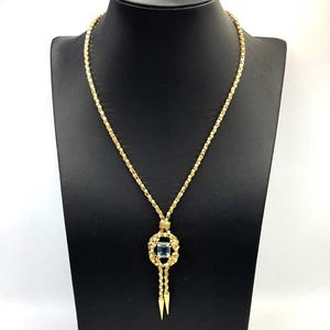 Antikt italienskt halsband med en naturlig blå topas i mitten, vintage från 1950-talet, i massivt 18 karat gult guld.
