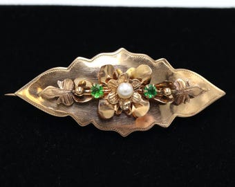 Broche Bourbon italiano antigo do final do século XIX com micro-pérola natural e duas pedras verdes vítreas da época em ouro amarelo maciço de 18 quilates.