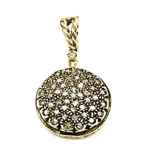 Peut inclure: Un pendentif en or avec un motif rond en diamants pavés. Le pendentif est attaché à une chaîne en or.