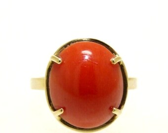 Vintage 1970s women's ring in solid 18 kt yellow gold with Mediterranean red coral