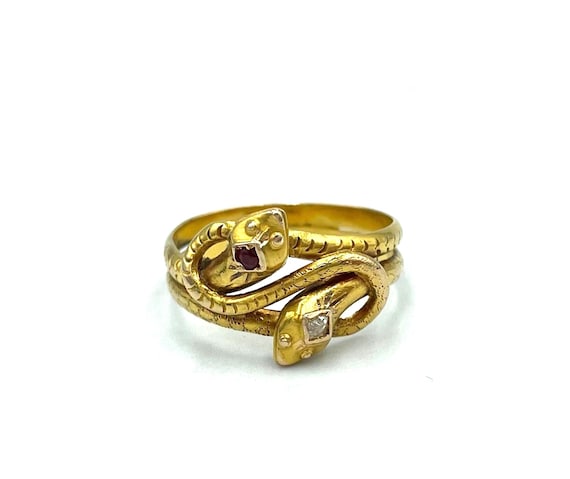 Anello antico italiano risalente alla fine '800 con due serpenti intrecciati in oro giallo massiccio 18 kt