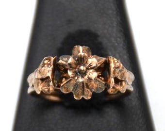 Popular antique Italian flower-shaped ring from the late 19th century in 18kt solid rose gold