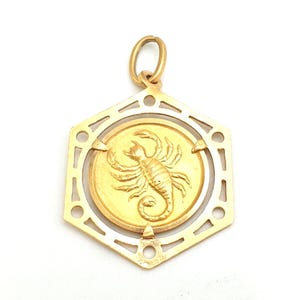 Vintage 70's Italian Scorpio Zodiac Sign Unisex Medal Pendant in Solid 18K Yellow Gold