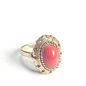 Vintage 1960s ring, Made in Italy, in solid 18kt yellow gold with red Mediterranean coral.