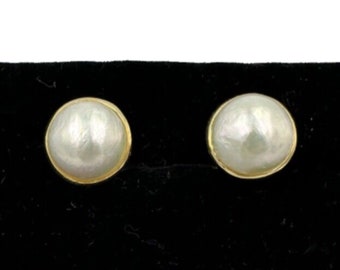 Vintage 80s Italian women's mabe pearl stud earrings in 18 solid gold