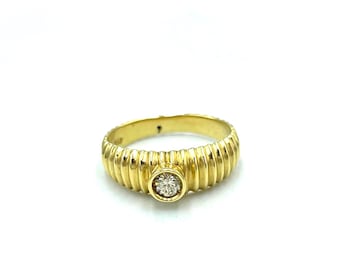 Vintage 1970s Italian ring in solid 18kt yellow gold with 0.17ct natural diamond.
