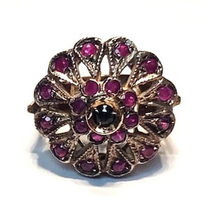 Anello vintage in stile antico in oro massiccio 12 kt con rubini naturali e zaffiro naturale montati su argento